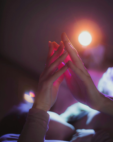 光の中に浮かぶ手